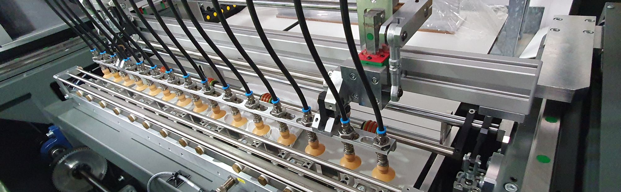 Automatic sheet feeder with pneumatic suction cups