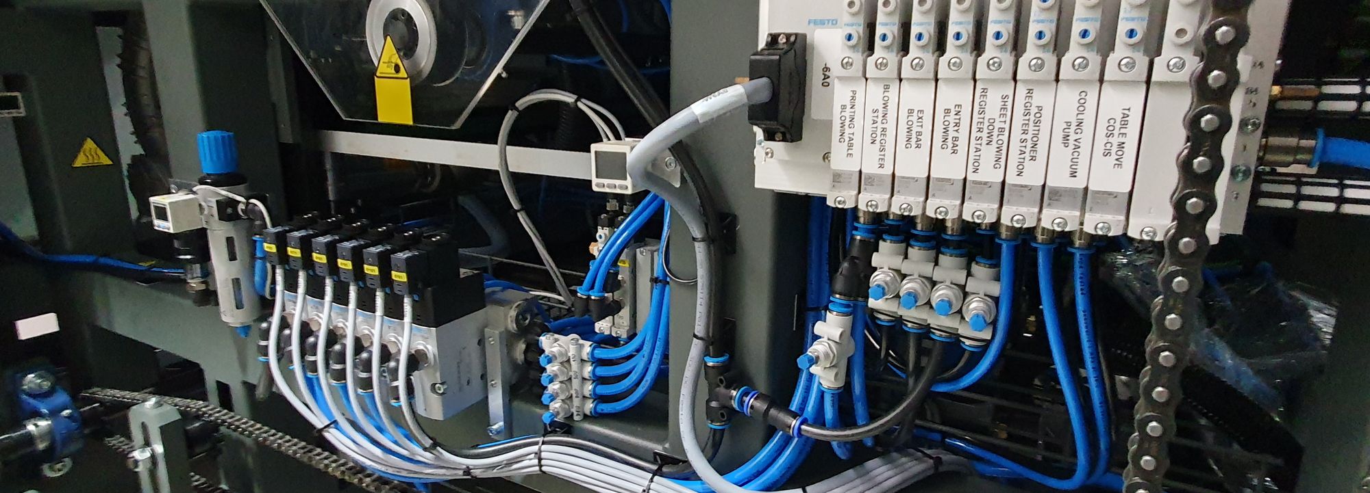 Pneumatic valve terminal and wiring inside an automatic machine
