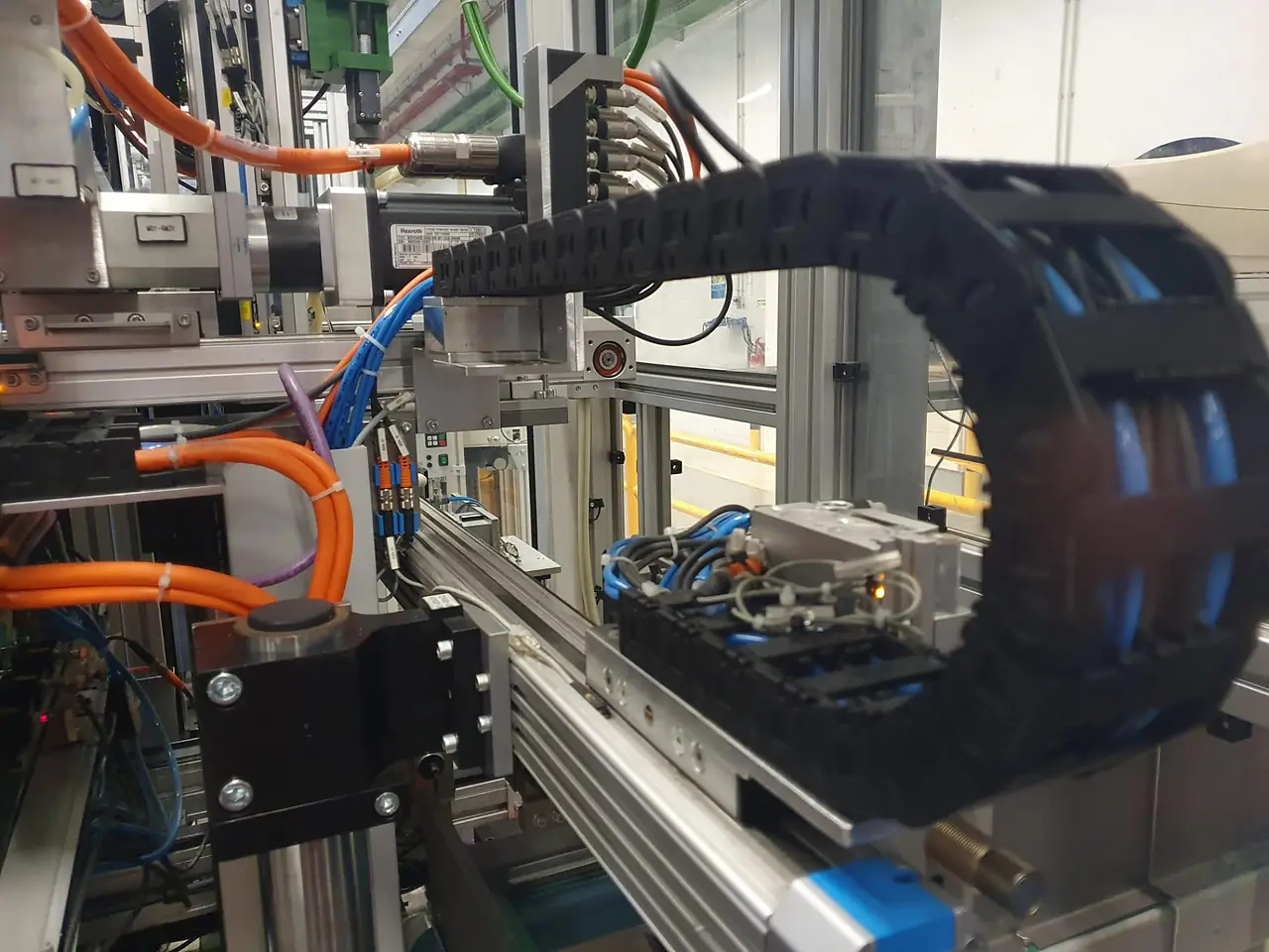Automation detail with cable carrier